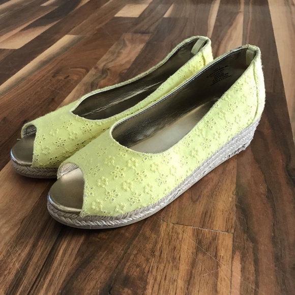 Other - EUC Girls size 3 sandals